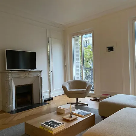 New Design & Large 1 Bdr - Montmartre 18 *